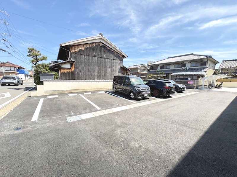 ADORE 駐車場