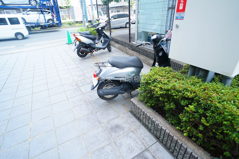 MOグロリーエイト 駐車場