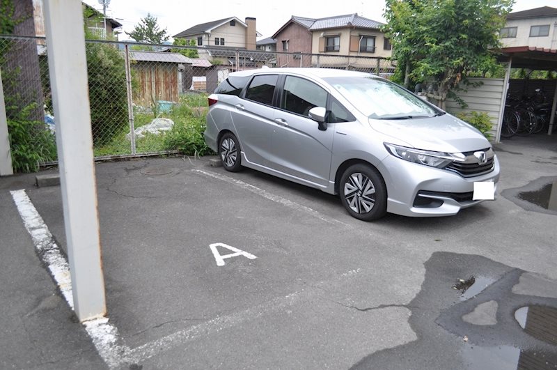 ウエストリバーアネックス 駐車場