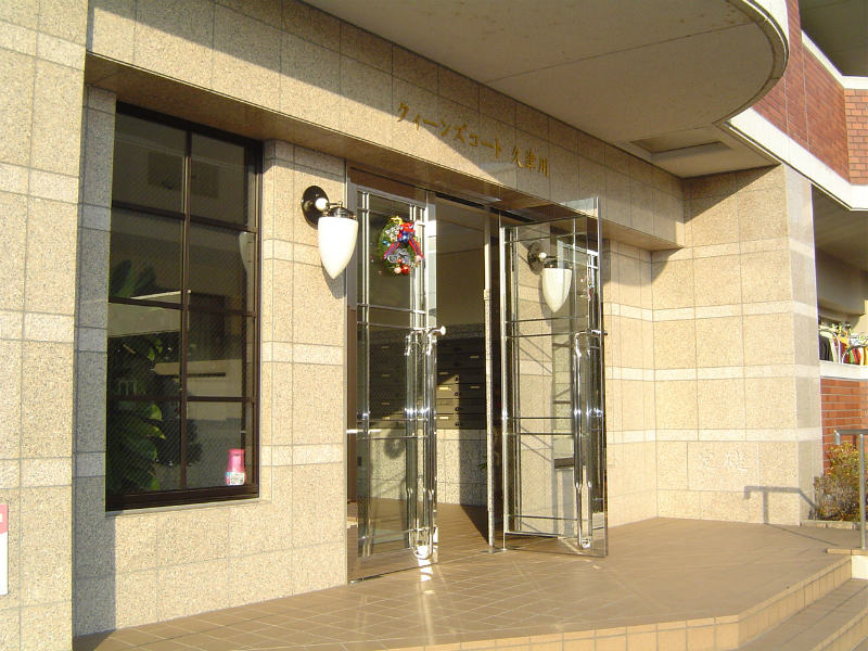 クィーンズコート久津川 エントランス