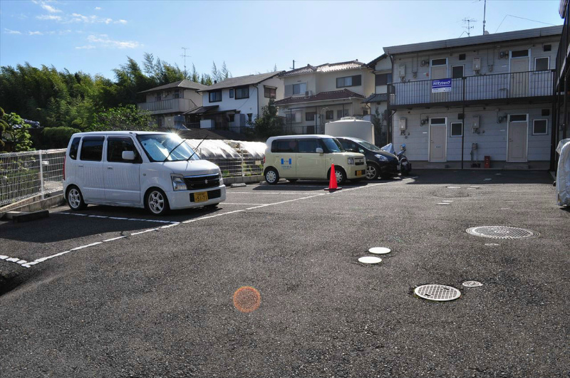 ハイツポーラニア 駐車場