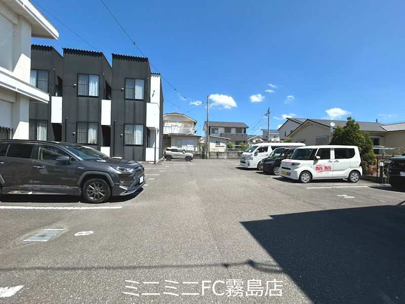 STRADA　B棟 駐車場