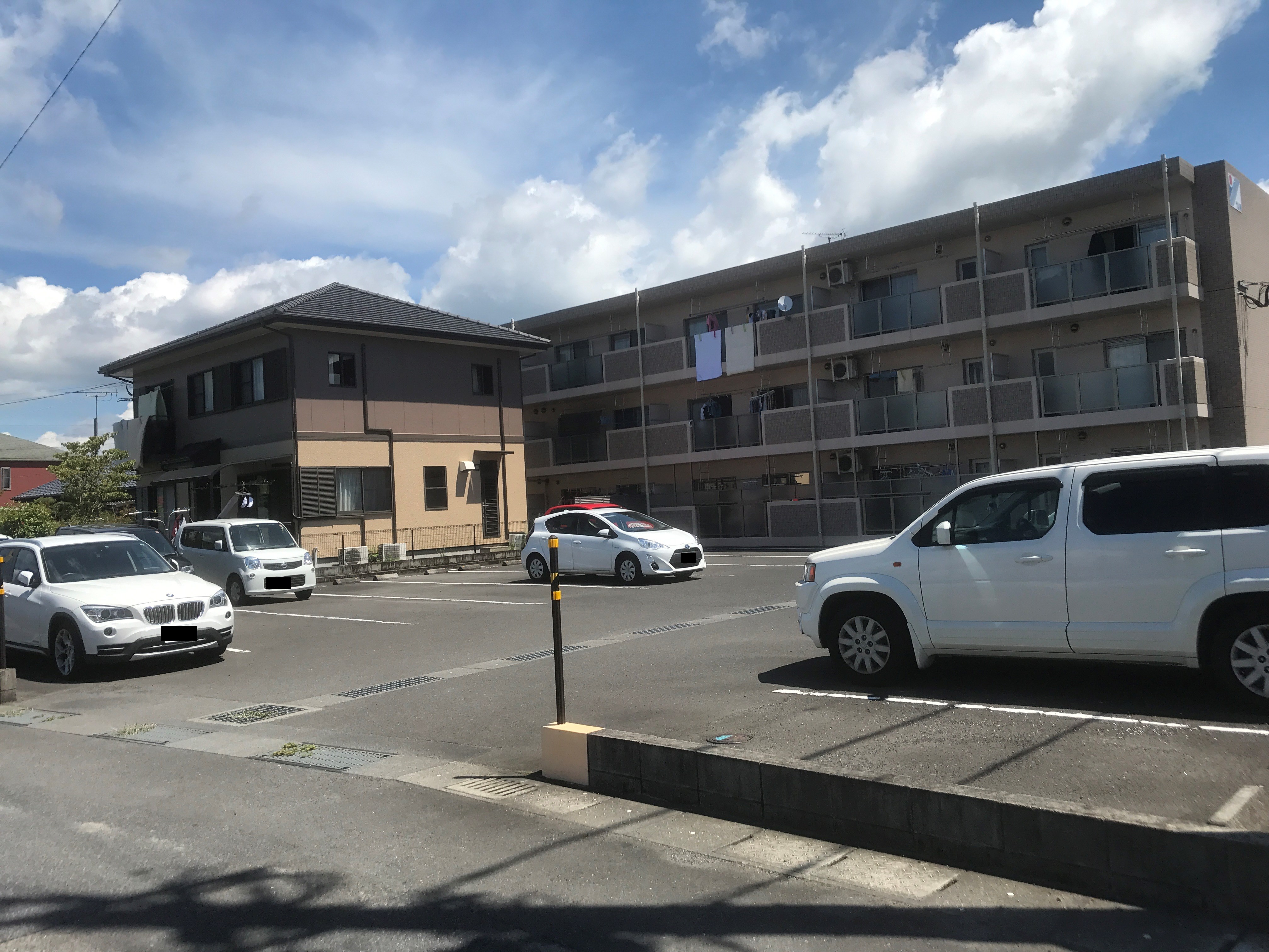 アクロス  駐車場