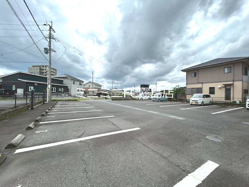 アクロス 駐車場