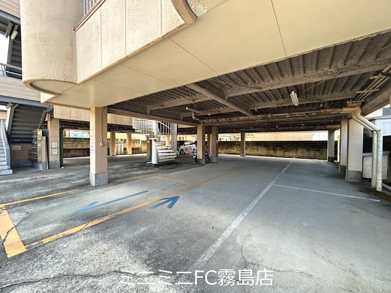 クリスタルハイム 駐車場