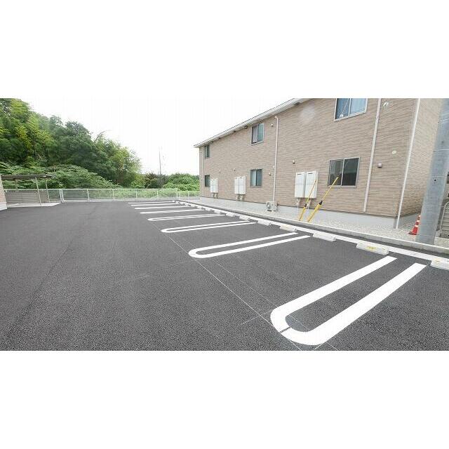 　クレセント　Ｆ棟　 駐車場