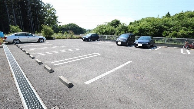 　テンダーネス　Ｂ棟　 駐車場