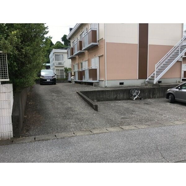 　サンライズハウス　B棟 駐車場