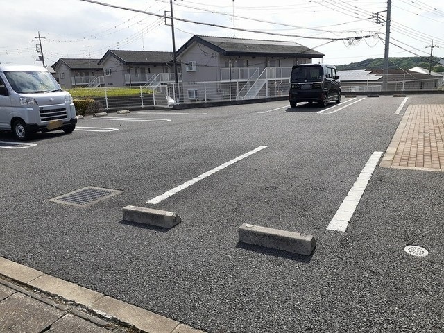 コリーヌ・メリディアン 駐車場