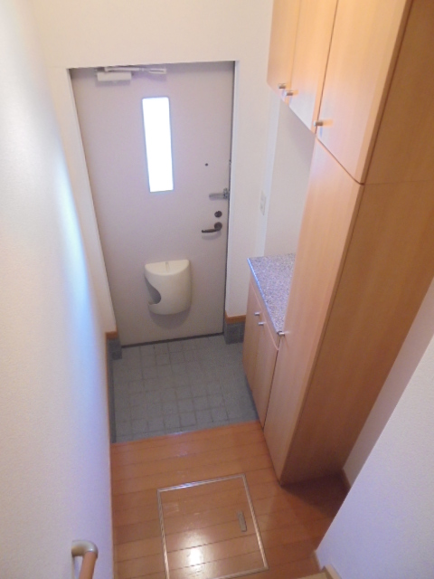 クラベールＢ 玄関