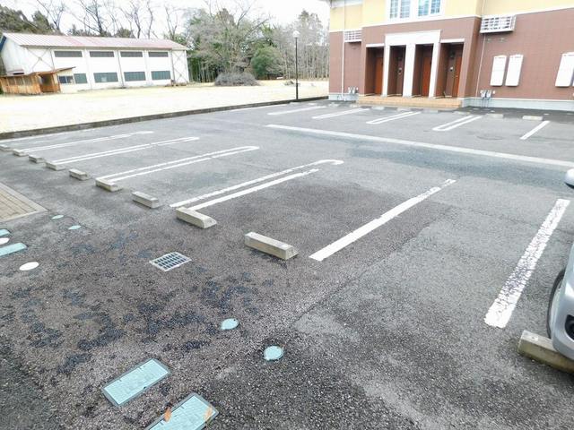 サンプラザＢ 駐車場