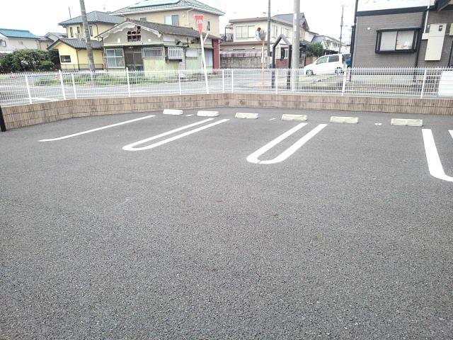 ラフィーシアＢ 駐車場