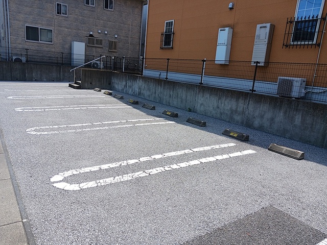 アザレア六番館 駐車場