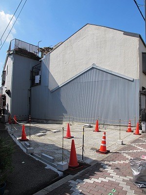 東中浜2-8-5駐車場 玄関