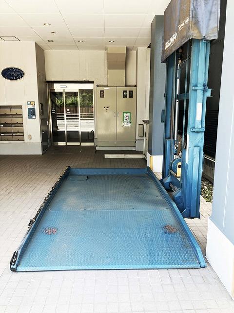 エスト横浜 駐車場