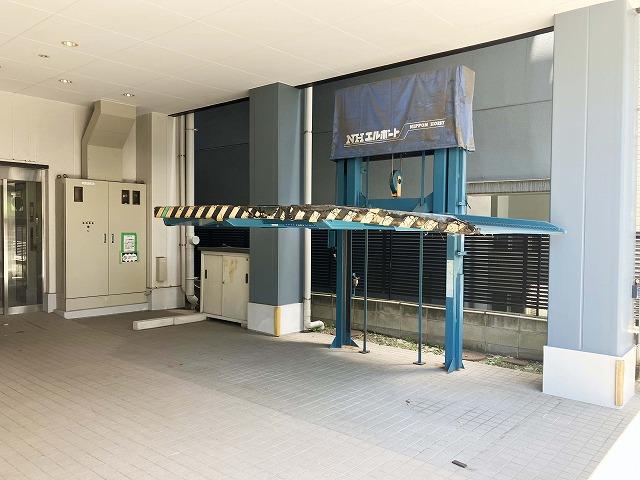 エスト横浜 駐車場