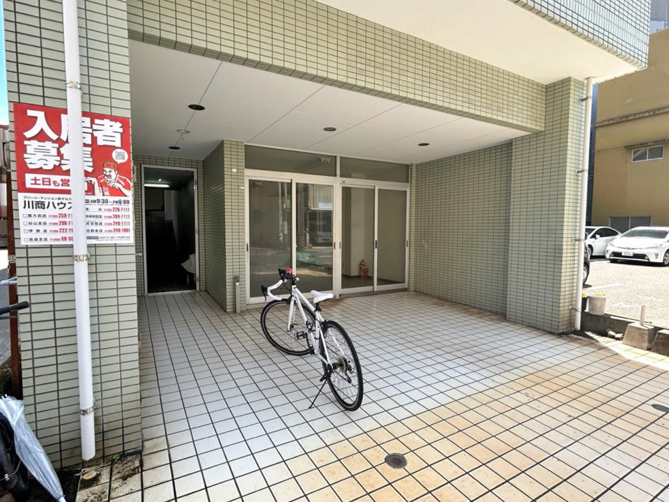 新屋敷ビル エントランス
