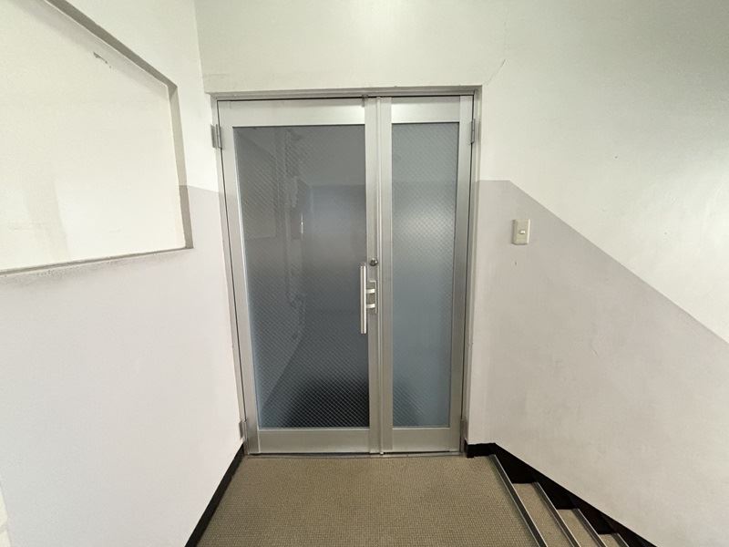 横小路ビル 玄関