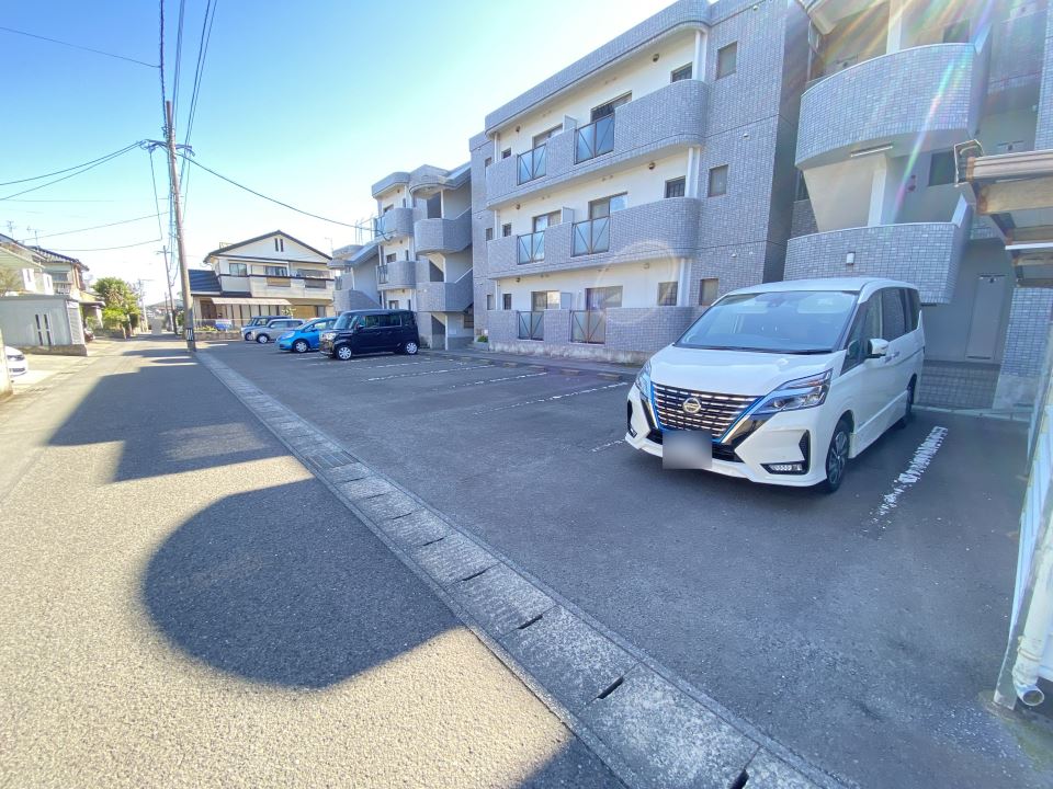 エステート西陵 駐車場