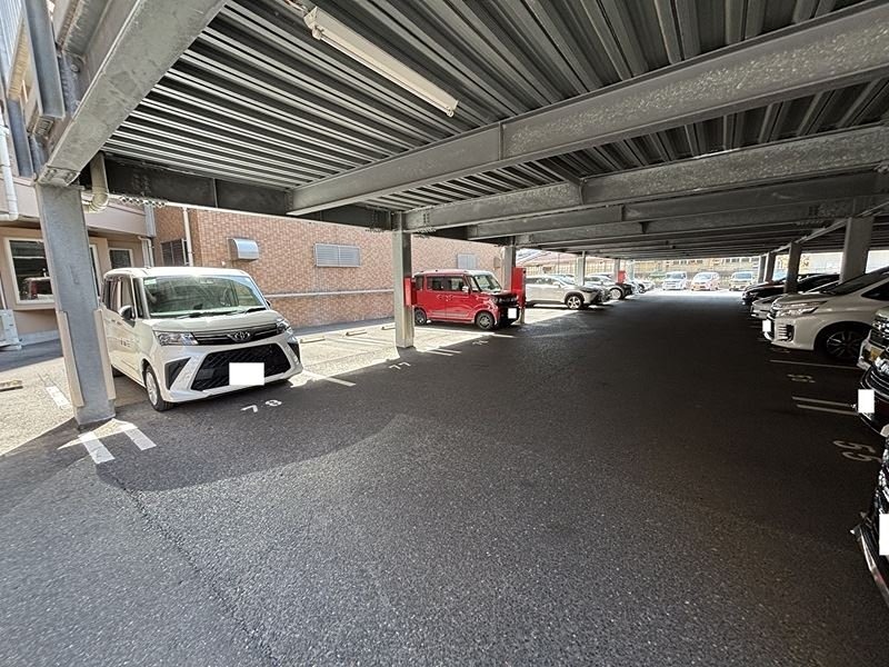 ロフティ郡元駅前１００３号 駐車場