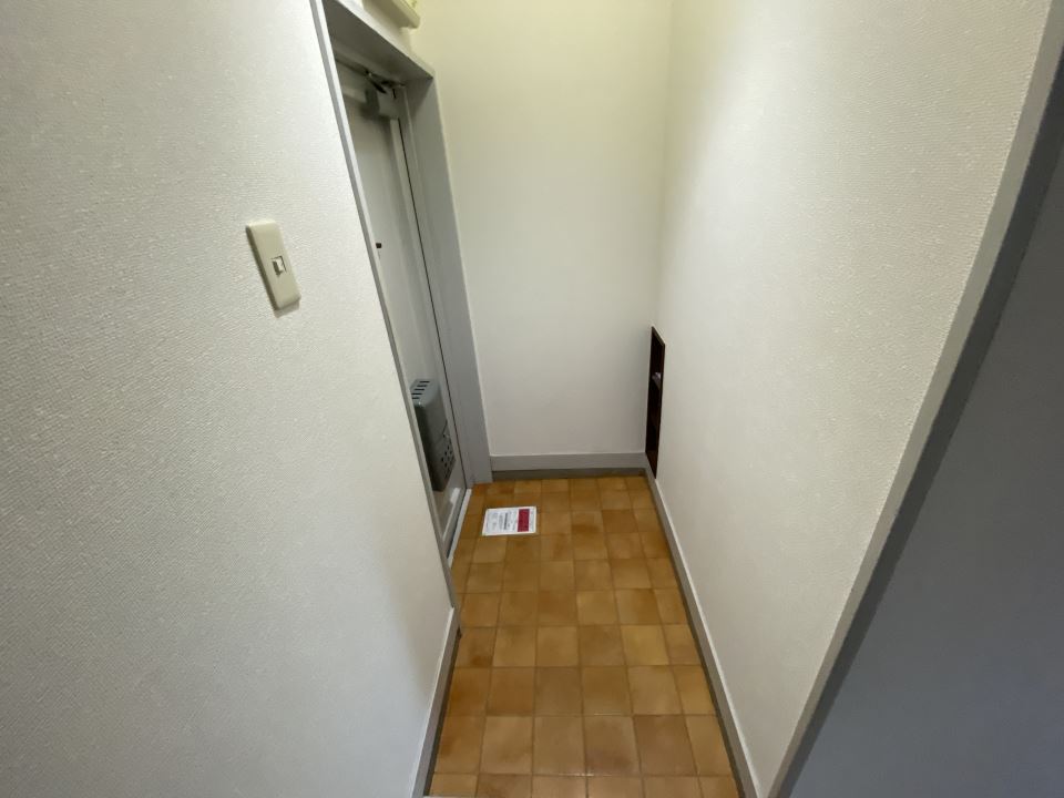 ヨシミツビル 玄関