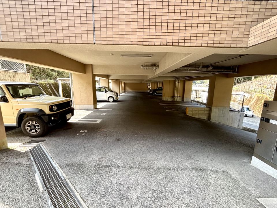 キャッスル新照院 駐車場