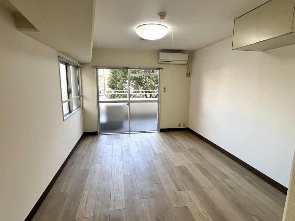 トーカンマンション山下町３０２号 リビング