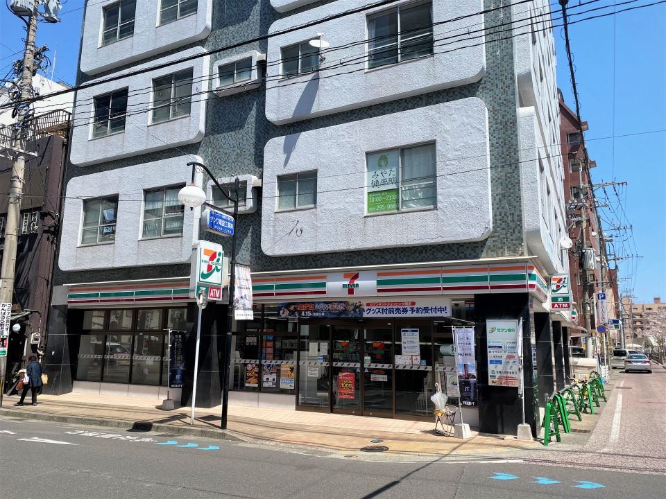 ＡＸｉＳ甲東 コンビニ