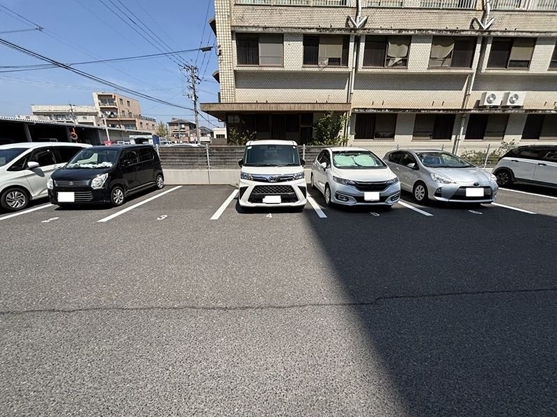サーパス真砂本町２０１号室 駐車場