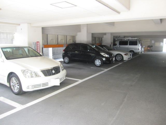 リバーレインアクア 駐車場