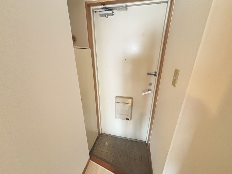 丸ビル（大黒町） 玄関