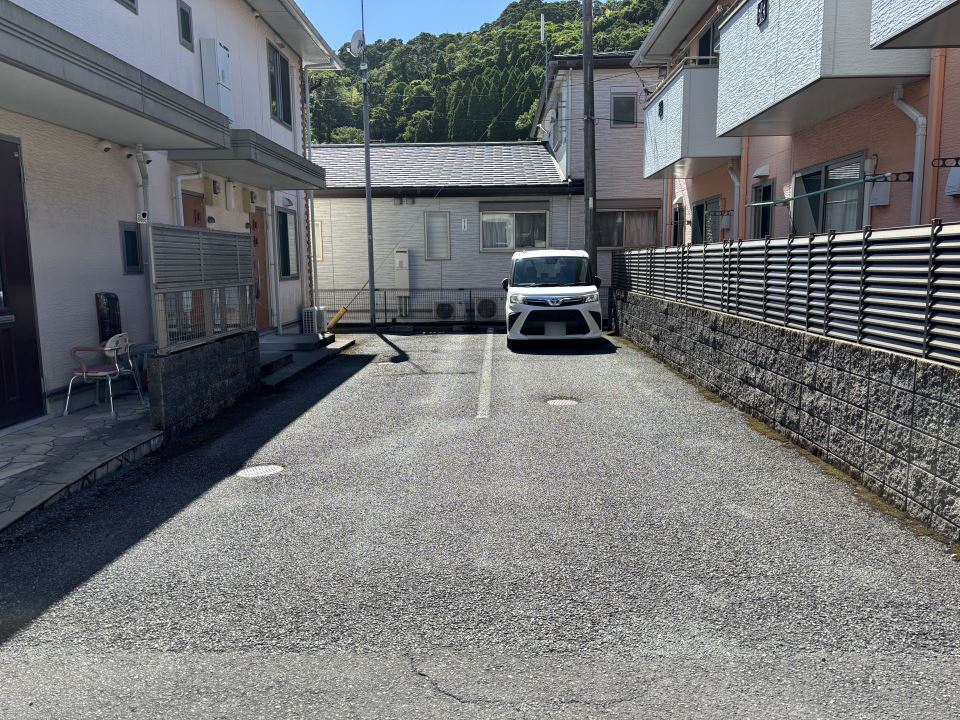 ブリックコート 駐車場