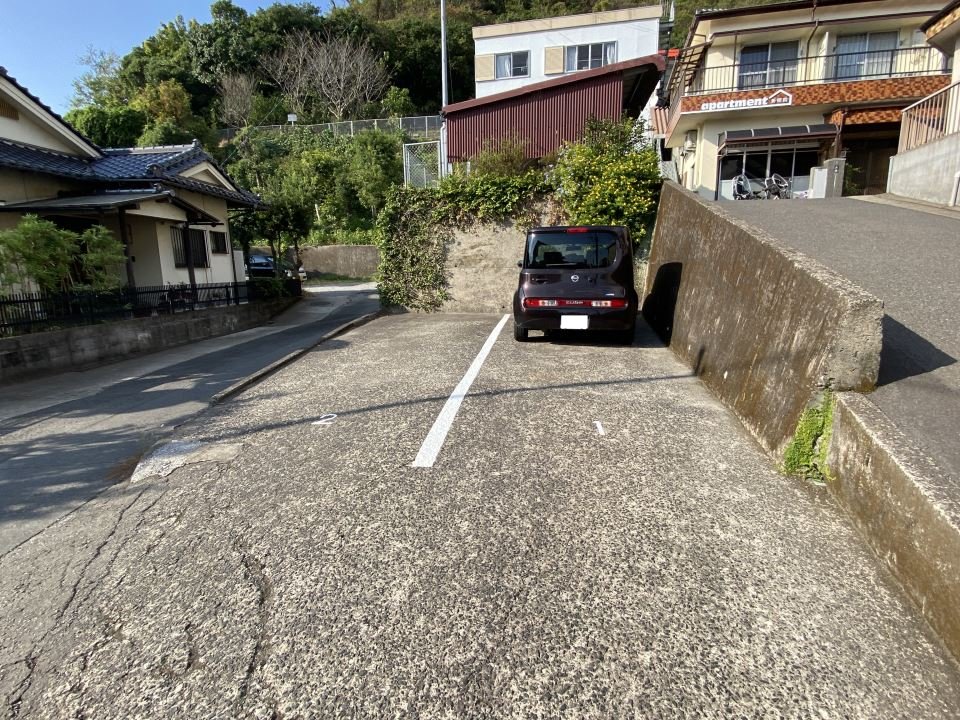 アパートメント新照院 駐車場