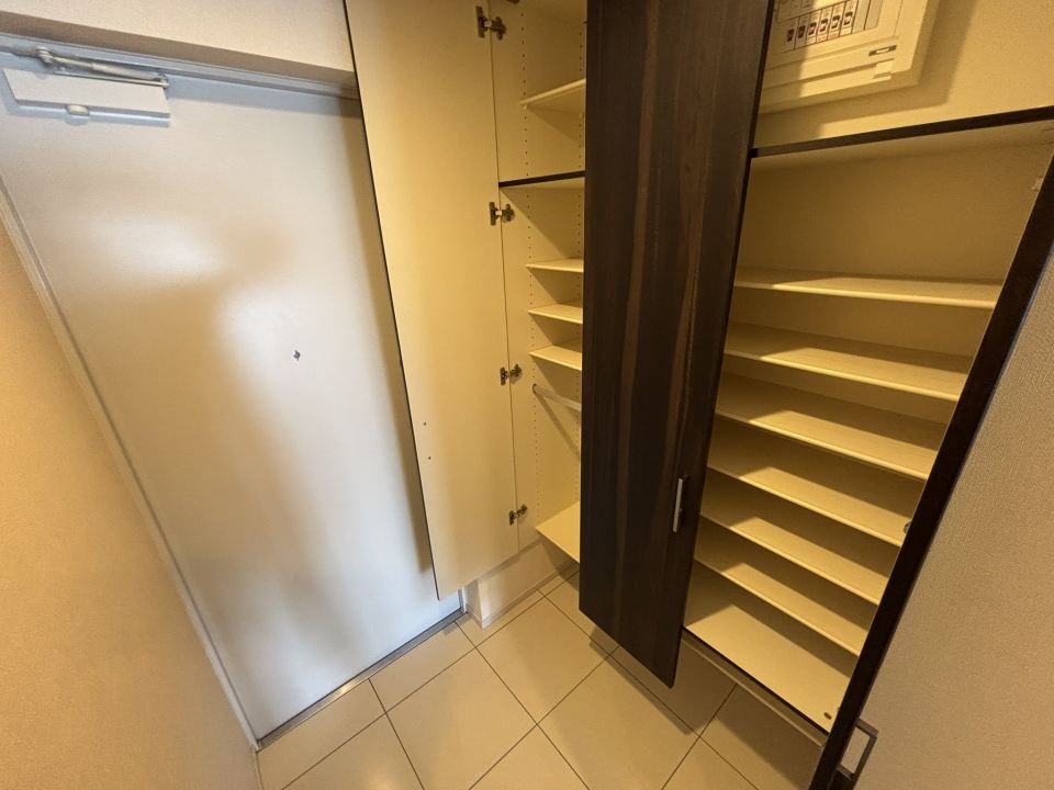 サーパス平田公園レジデンス５０２号 玄関