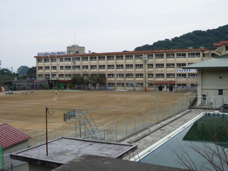 ウイングハイツ 中学校