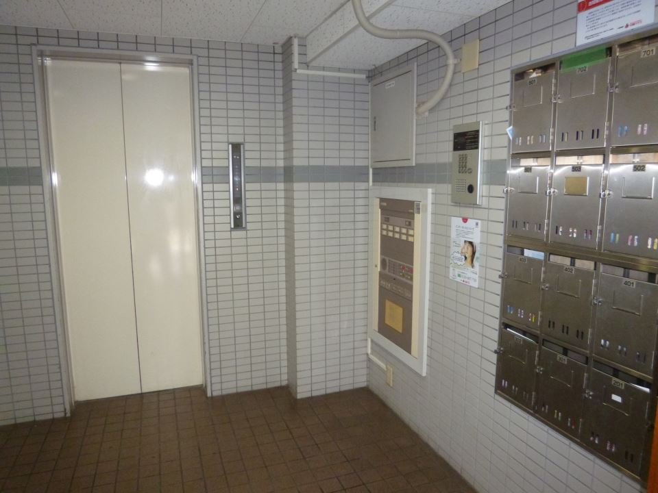 惟神いづろビル エントランス