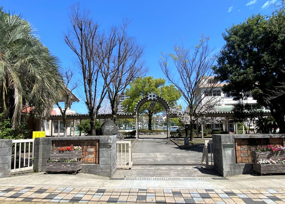惟神いづろビル 中学校