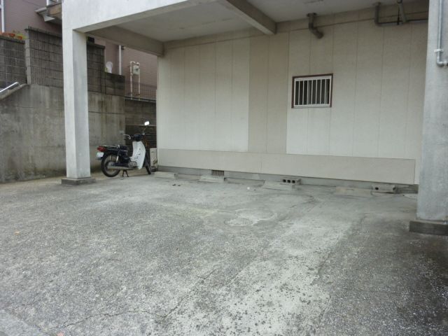 下吉アパート 駐車場