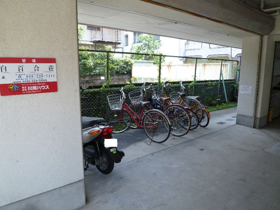 白百合荘 駐車場