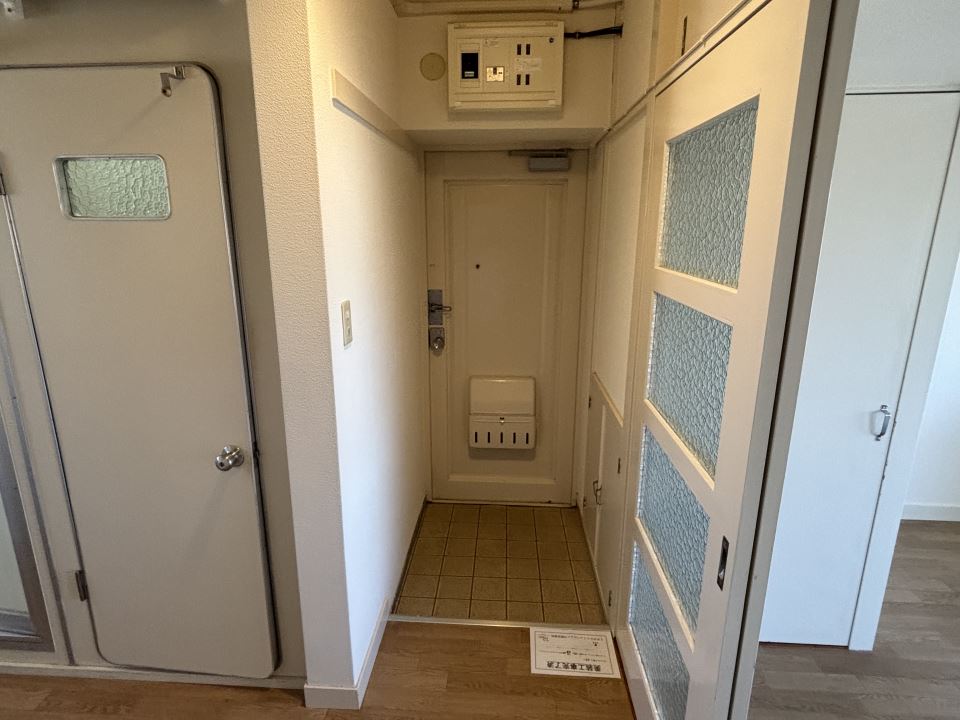 鴨池二丁目団地１号棟 玄関