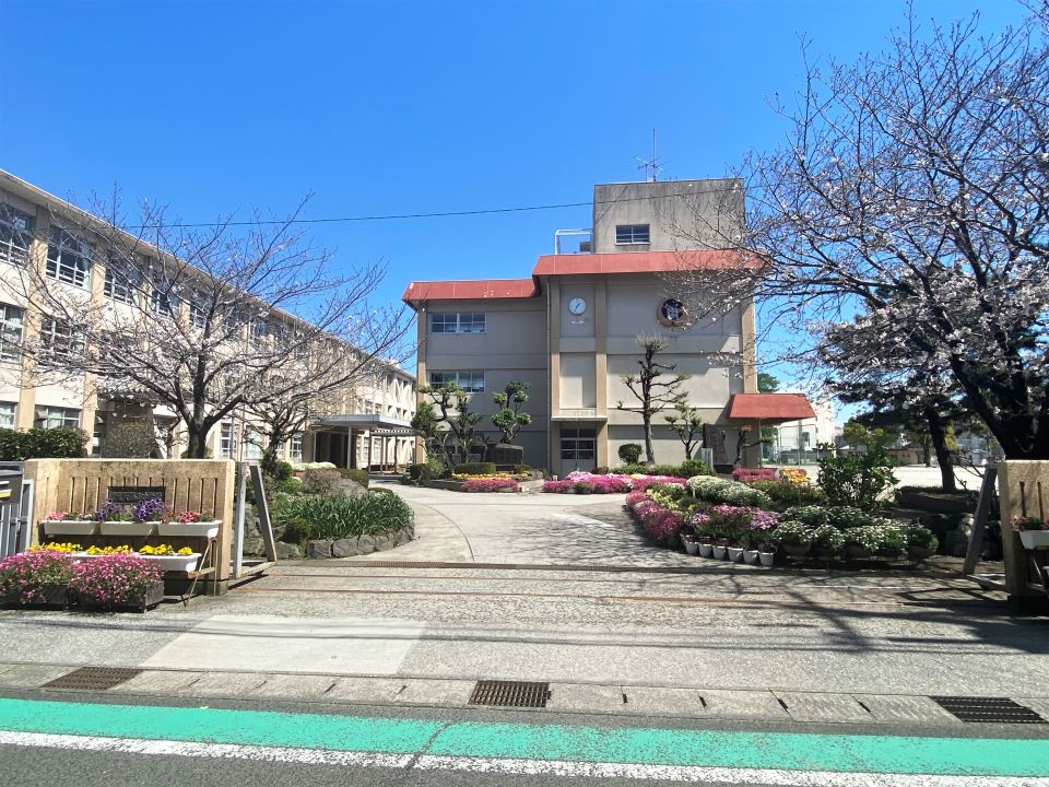 鴨池二丁目団地１号棟 中学校