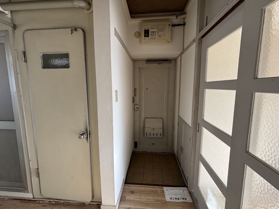 鴨池二丁目団地１号棟 玄関