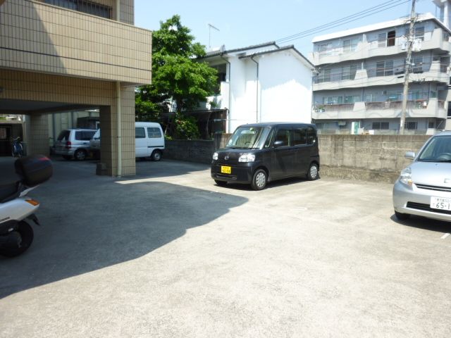 エレガント谷山 駐車場