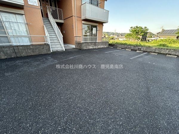 ディアスＫ　B棟 駐車場