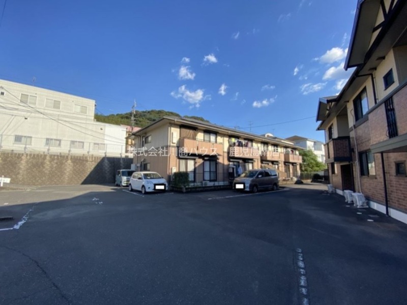 ハイカムール山之内 駐車場