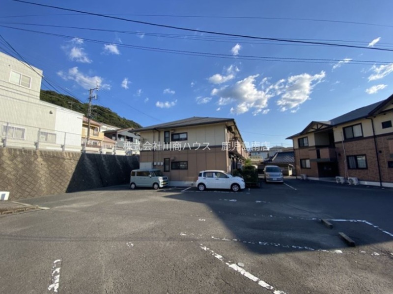 ハイカムール山之内 駐車場