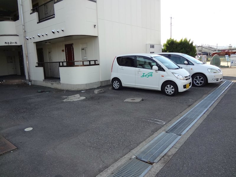 ルミエール 駐車場
