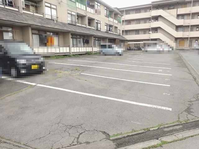 ロイヤルレジデンス六暮 駐車場