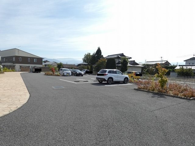 シャーメゾン青木島 駐車場