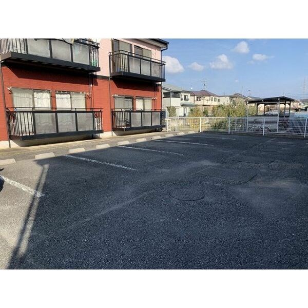 クレセール越野Ａ 駐車場